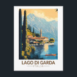 Carte Postale Lago di Garda Italia Travel Art Vintage<br><div class="desc">Design vectoriel du lac de Garde. Le lac de Garde,  dans le nord de l'Italie,  est connu pour ses eaux cristallines. A l'extrémité sud,  la ville de Sirmione est dominée par la Rocca Scaligera,  une forteresse avec vue sur le port.</div>