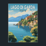 Carte Postale Lago di Garda Italia Travel Art Vintage<br><div class="desc">Design vectoriel du lac de Garde. Le lac de Garde,  dans le nord de l'Italie,  est connu pour ses eaux cristallines. A l'extrémité sud,  la ville de Sirmione est dominée par la Rocca Scaligera,  une forteresse avec vue sur le port.</div>