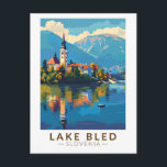Carte Postale Lake Bled Slovénie Travel Art Vintage<br><div class="desc">Design vectoriel de Lake Bled. Le lac Bled est un lac situé dans les Alpes Juliennes de la région du Haut Carniolan,  au nord-ouest de la Slovénie,  où il jouxte la ville de Bled.</div>