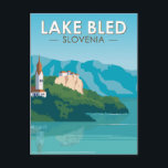 Carte Postale Lake Bled Slovénie Travel Retro Art Vintage<br><div class="desc">Design vectoriel de Lake Bled. Le lac Bled est un lac situé dans les Alpes Juliennes de la région du Haut Carniolan,  au nord-ouest de la Slovénie,  où il jouxte la ville de Bled.</div>