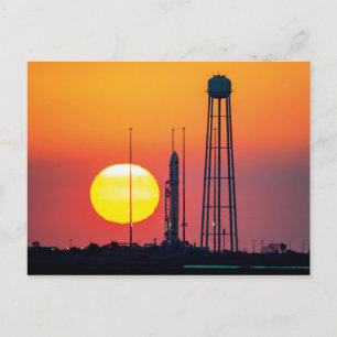 Carte Postale Lancement de la fusée Antares de la NASA au lever 