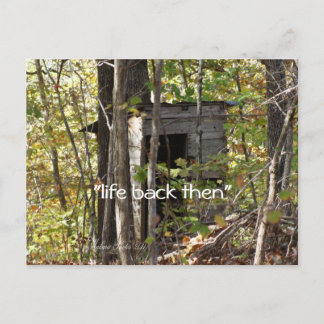 Carte Postale l'ancienne Outhouse dans les bois - personnaliser