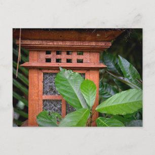 Carte Postale Lanterne balinaise dans un jardin tropical