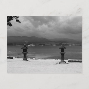 Carte Postale Lanternes En Pierre Au Bord De La Mer