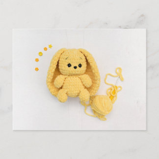 Carte Postale Lapin au Crochet Jaune – Cadeau de Fils à Tricoter