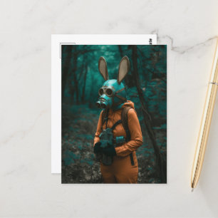 Carte Postale Lapin dans un Masque à gaz dans la forêt