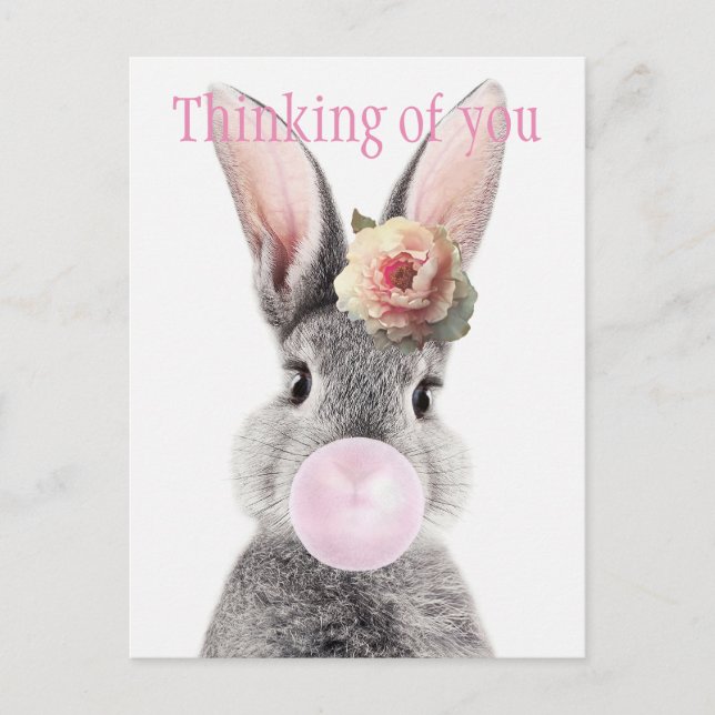 Carte Postale Lapin gris soufflant du bubble gum avec une fleur  (Devant)
