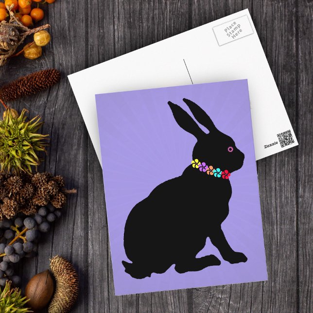 Carte Postale Lapin noir assis en Silhouette Jolie Fleurs (Sitting black Easter or Spring Time rabbit wearing Flowers on purple postcard.)