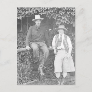 Carte Postale Larry Larom et une pose de femmes