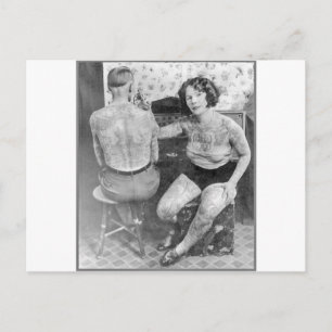 Carte Postale L'artiste de tatouage dame