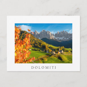 Carte Postale L'automne dans un paysage des Dolomites avec églis