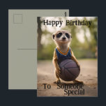 Carte Postale "Le bébé suricate vedette du cerceau" Anniversaire<br><div class="desc">Photographié vêtu de son maillot de basketball et tenant un gros ballon de basket est la vedette suricate du cerceau.</div>