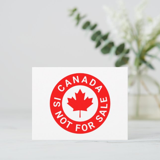 Carte Postale Le Canada n'est pas à vendre typographie feuille d (Debout devant)