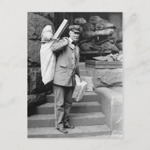 Carte Postale Le facteur à la poste