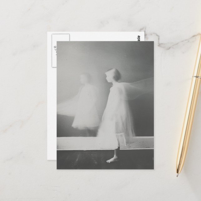 Carte Postale Le fantôme dans le couloir noir et blanc (Devant/Arrière en situation)