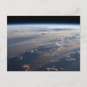 Carte Postale Le lever Du Soleil Coule De Longues Ombres Sur La 