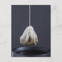 Le sac de thé est suspendu dans une tasse