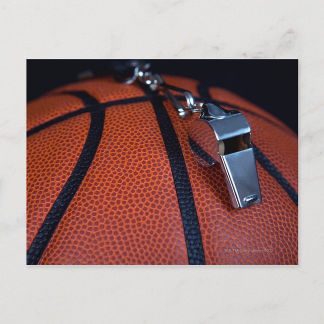 Carte Postale Le sifflement d'un arbitre repose sur le haut d'un (Devant)