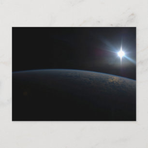 Carte Postale Le Soleil qui s'installe sur l'horizon terrestre.