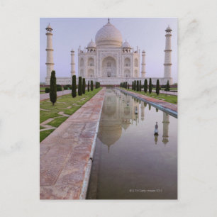Carte Postale Le Taj Mahal se reflète parfaitement dans le
