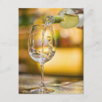 Le vin blanc est versé à la bouteille dans le rest