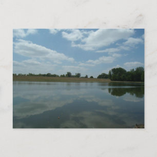 Carte Postale L'eau du lac reflète les nuages blancs flottants