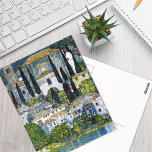 Carte Postale L'église de Cassone Gustav Klimt<br><div class="desc">Carte postale d'art avec le tableau de Gustav Klimt (1862-1918),  L'église de Cassone (1913). Paysage d'un village italien avec une église et des cyprès près près de l'eau.</div>