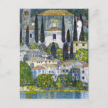 Carte Postale L'église de Cassone Gustav Klimt<br><div class="desc">Carte postale d'art avec le tableau de Gustav Klimt (1862-1918),  L'église de Cassone (1913). Paysage d'un village italien avec une église et des cyprès près près de l'eau.</div>