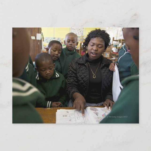 Carte Postale L'enseignant assiste un groupe d'apprenants dans (Devant)