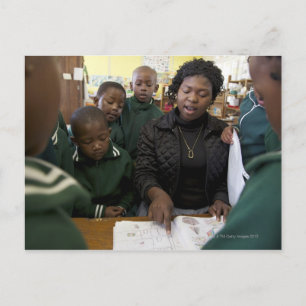 Carte Postale L'enseignant assiste un groupe d'apprenants dans