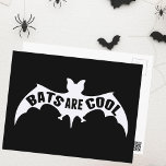 Carte Postale Les chauves-souris sont Cool<br><div class="desc">Les chauves-souris sont cool. Ce cadeau fantastique amoureux de chauve-souris comporte une chauve-souris nette avec des ailes étalées et écrire à travers le corps. Un cadeau d'Halloween mignon.</div>