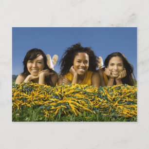Carte Postale Les féministes allongées sur l'herbe avec des pomp