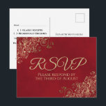 Carte Postale Les Fragments d'or élégants sur le mariage rouge d<br><div class="desc">Ces cartes postales RSVP faciliteront la réponse de vos invités à votre faire-part de mariage. Elles présentent un design élégant et sophistiqué avec du texte doré sur un arrière - plan rouge marbré luxuriant. Les coins de la carte sont décorés d'un fil à fleurs en dentelle. L'arrière de l'hôtel dispose...</div>