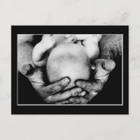 Les mains protectrices et sûres de Papa