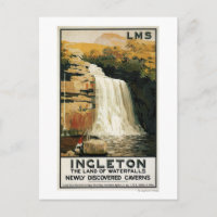 Les spectateurs montent sur la cascade d'eau