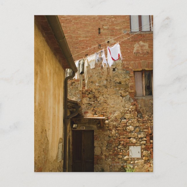 Carte Postale Les vêtements suspendus pour sécher sur une ligne  (Devant)