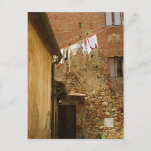 Carte Postale Les vêtements suspendus pour sécher sur une ligne 