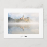 Levée de soleil de Foggy au lac Bled