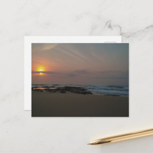 Carte Postale Lever de soleil sur un rocher en bord de mer