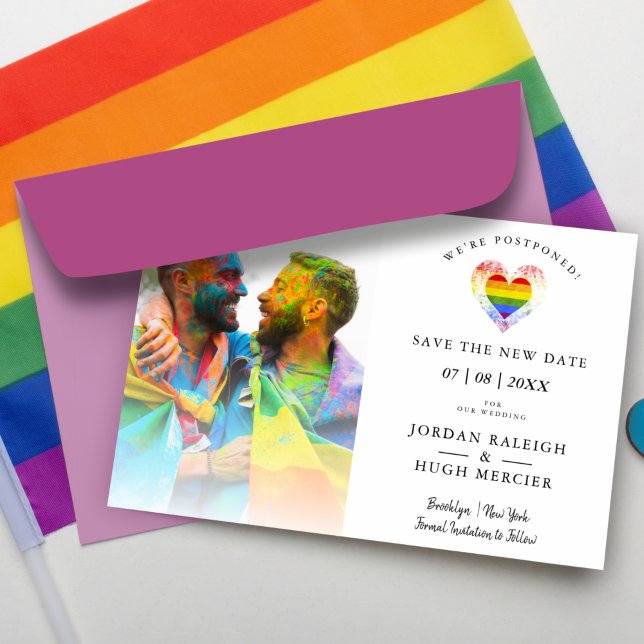 Carte Postale LGBT Rainbow Heart Économisez Nouveau Date Reporté (Créateur téléchargé)