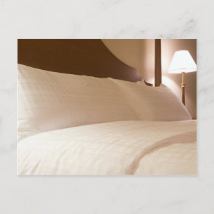 Carte Postale Lit king size dans une chambre de suite d'hôtel