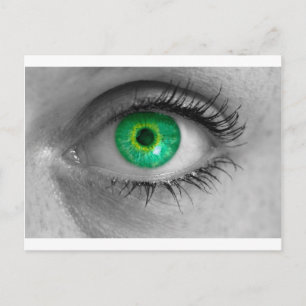 Carte Postale L'oeil avec iris vert regarde la macro de concept