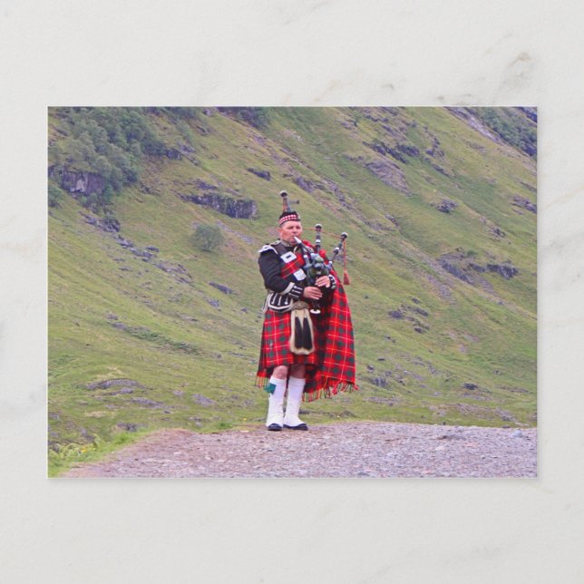 Carte Postale Lone Scottish bagpiper, Highlands, Écosse (Devant)