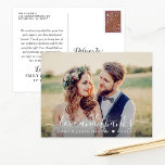 Carte Postale Love and Thanks Script Mariage Photo Merci<br><div class="desc">Cette photo "Love and Thanks" élégante vous permet de voir un portrait mariage sur le devant,  avec un texte manuscrit blanc superposé et un message de remerciement qui peut être personnalisé sur le dos. Les filtres photo sont disponibles via personnaliser.</div>