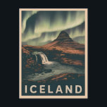 Carte Postale Lumières nord de l'Islande Vintage voyage rétro<br><div class="desc">Plongez dans les paysages éthérés de l'Islande avec ce design rétro captivant inspiré du voyage. Niché dans une ambiance nostalgique et au charme vintage,  ce design capture l'emblématique montagne islandaise de Kirkjufell dans une esthétique rétro rappelant les affiches de voyage d'antan.</div>