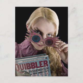 Carte Postale Luna Lovegood regarde par-dessus ses lunettes