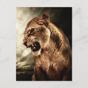 Carte Postale Lune rugissante contre ciel orageux