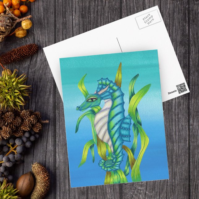 Carte Postale Magique Sea Dragon Horse bleu Vert algues (Fantasy seahorse / dragon with horns in green seaweed watery background postcard.)