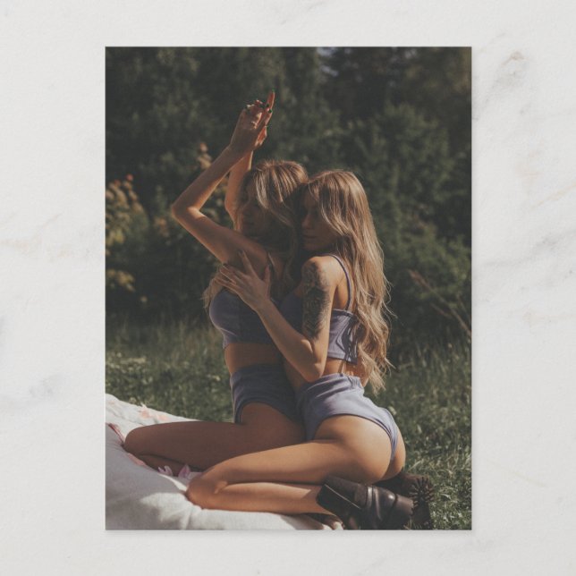 Carte Postale Magnifiques jumelles modèle de charme en extérieur (Devant)