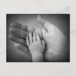 Carte postale main bébé dans la main de la mère.